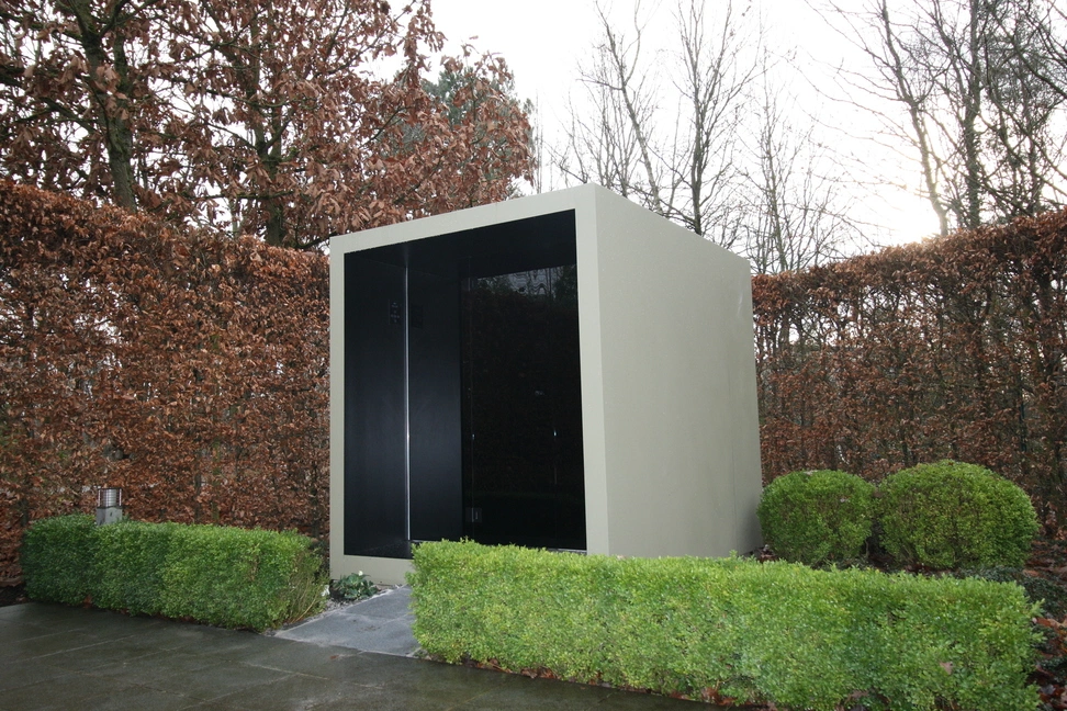 Luxe kubusvormige design buitensauna met glazen voorwand en moderne aluminium afwerking, in de tuin voor een ultieme outdoor wellness ervaring.