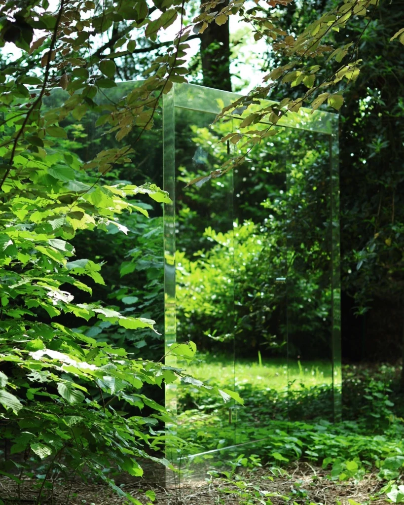 Luxe kubusvormige design buitensauna met moderne spiegelglasafwerking, in de tuin voor een ultieme outdoor wellness ervaring.