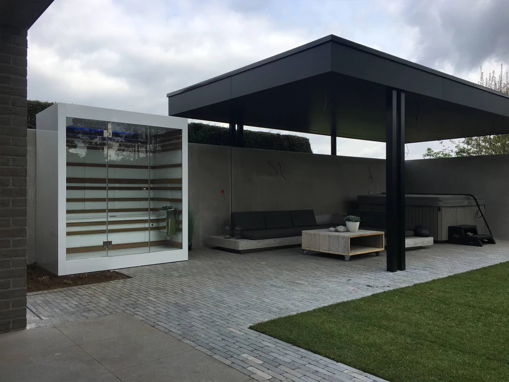 Luxe kubusvormige design buitensauna met glazen voorwand en moderne aluminium afwerking, in de tuin voor een ultieme outdoor wellness ervaring.