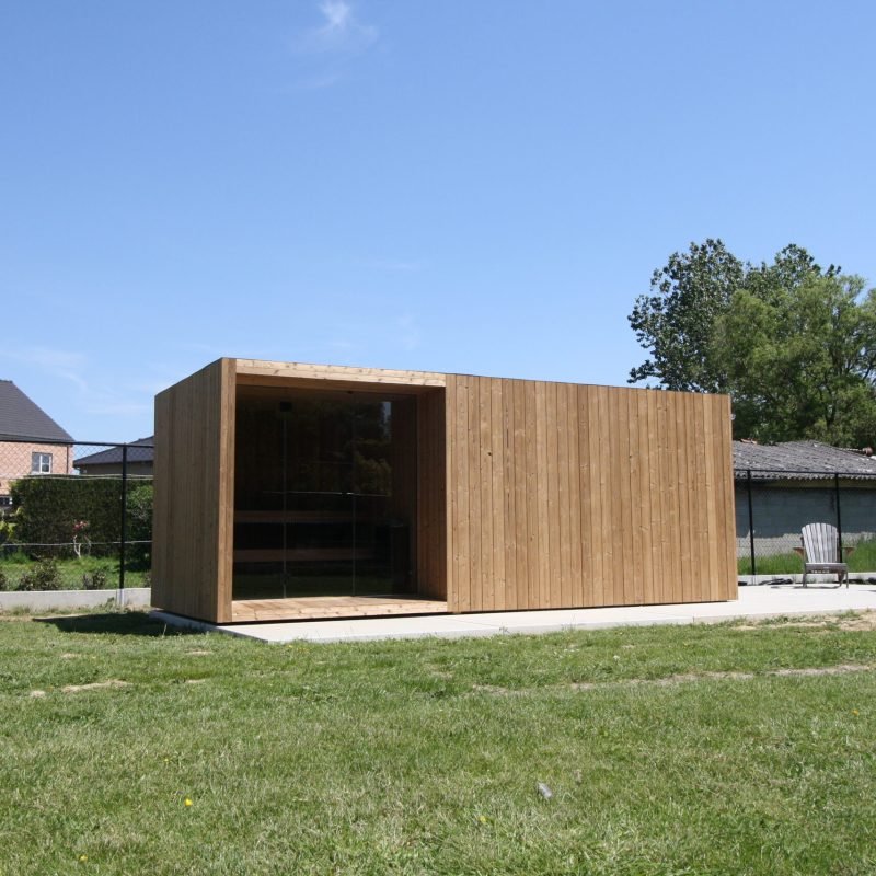 Aussensauna mit überdachung und Gartenraum in Thermoholz