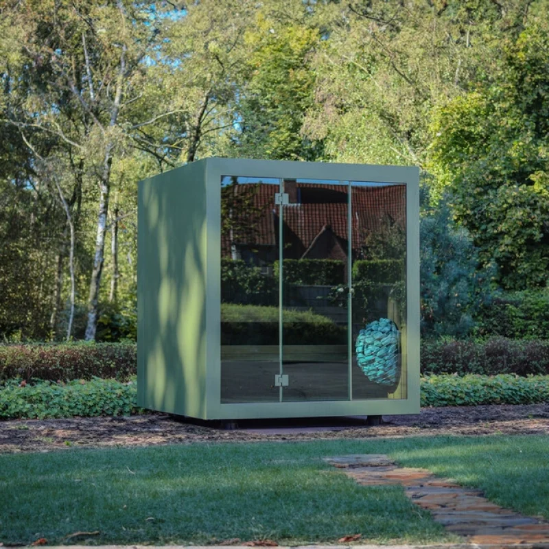 Luxuriöse kubusförmige Design-Außensauna mit Glasfront und moderner Aluminium Oberfläche, im Garten für ein ultimatives Outdoor-Wellness-Erlebnis.