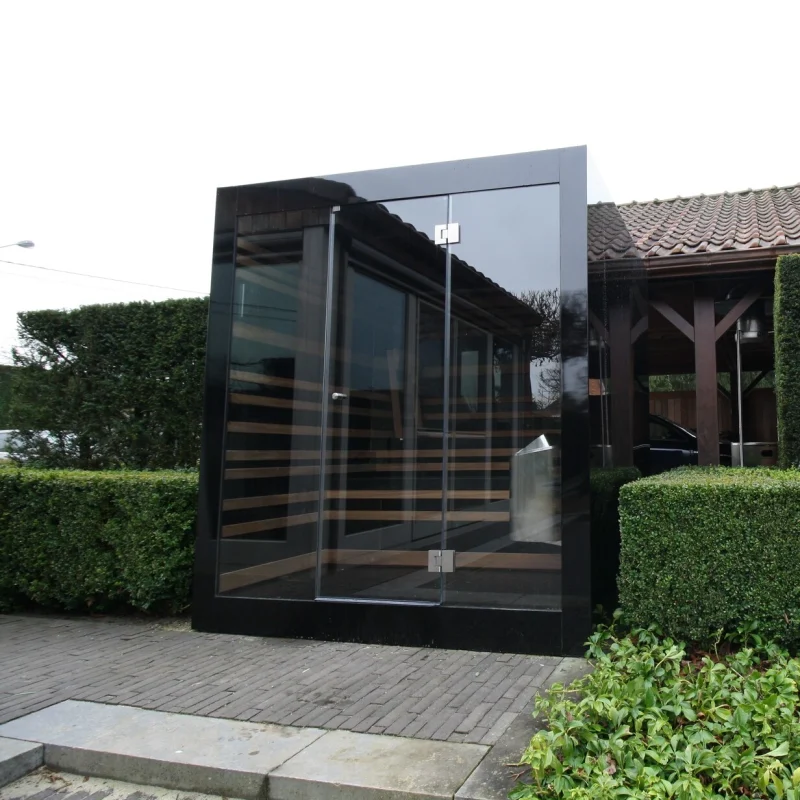 Luxe kubusvormige design buitensauna met glazen voorwand en moderne aluminium afwerking, in de tuin voor een ultieme outdoor wellness ervaring.