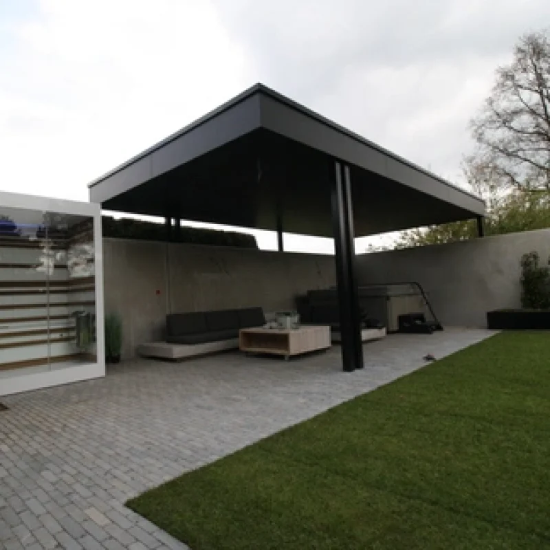 Luxe kubusvormige design buitensauna met glazen voorwand en moderne aluminium afwerking, in de tuin voor een ultieme outdoor wellness ervaring.