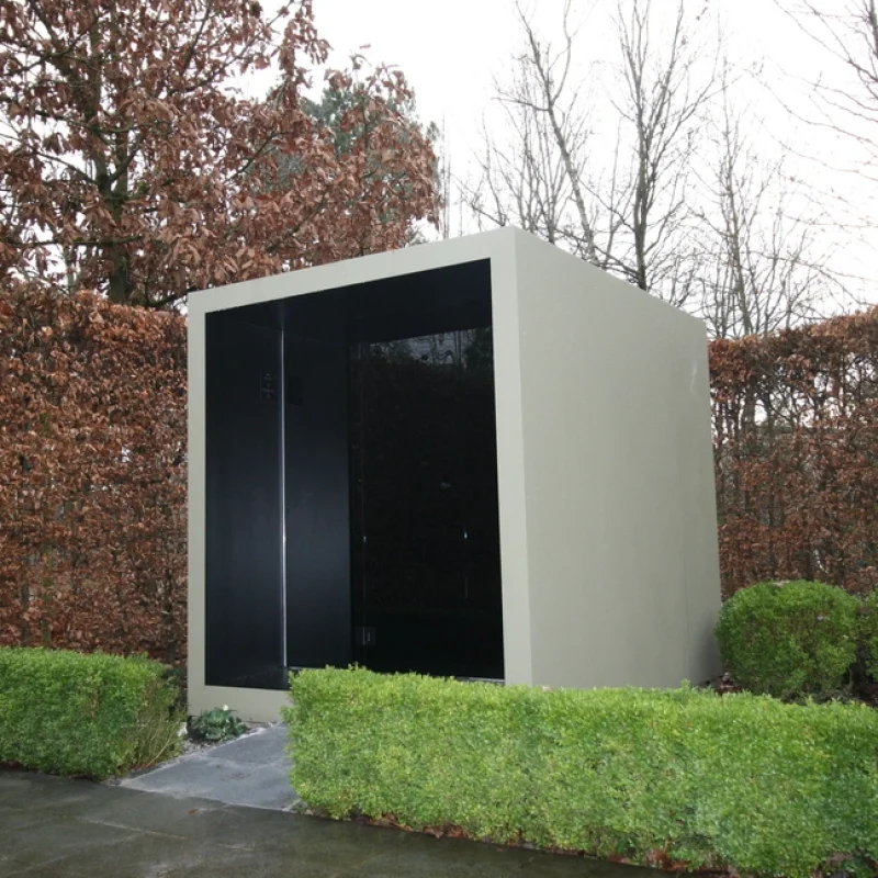 Sauna extérieur de luxe en forme de cube avec façade en verre et finition moderne en aluminium, dans le jardin pour une expérience de bien-être en plein air ultime.