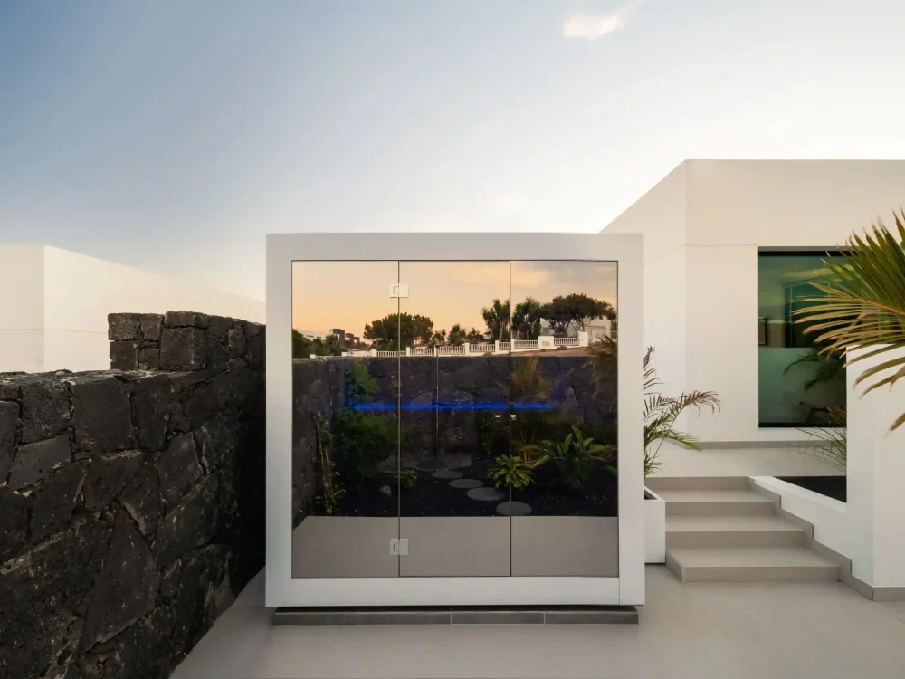 Luxe stoomcabine op maat in wit aluminium, ALU-collectie, bij een privévilla op Lanzarote